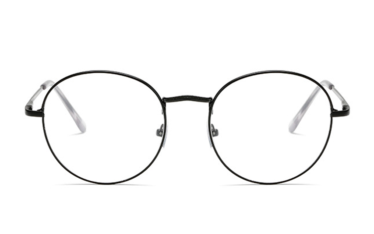  Brillen er i rundt let design. Designet af stellet er retro indspireret med sin runde  | klar_glas_briller-2