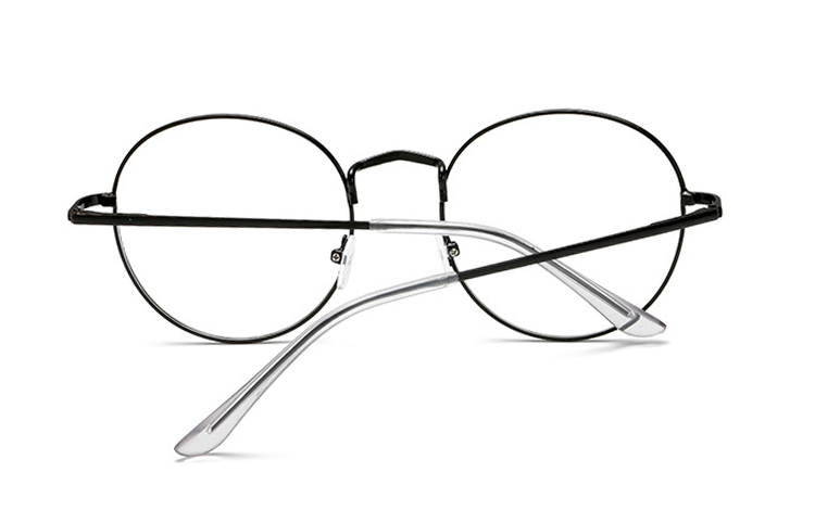  Brillen er i rundt let design. Designet af stellet er retro indspireret med sin runde  | klar_glas_briller-3