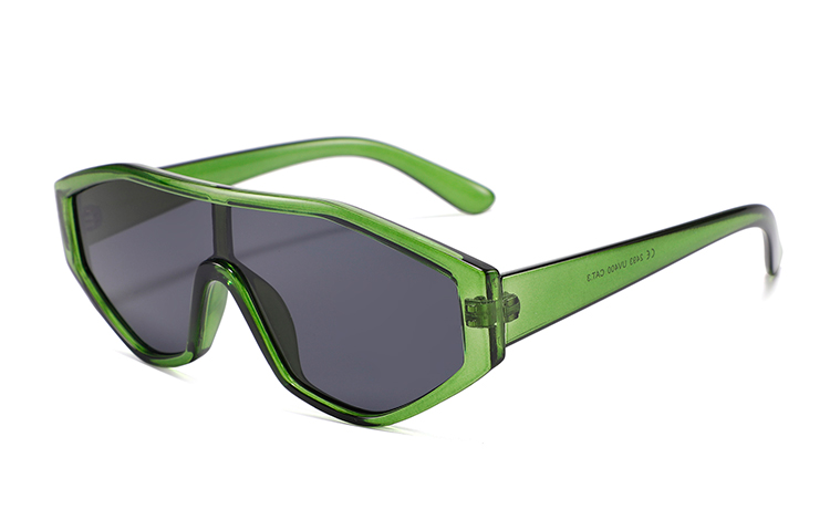 Grøn rå kantet solbrille i kraftigt design. Fræk moderne solbrille til den modebevidste. Solbrillen er et unisex design og kan bruges af alle | firkantet-solbriller