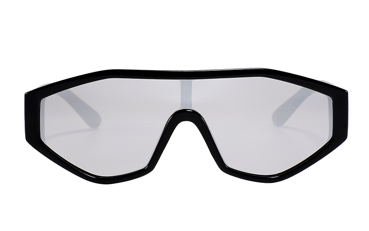 Solbrillen er i kantet design med skarpe kanter. Stellet er blank sort med sølvfarvet spejlglas | firkantet-solbriller-2