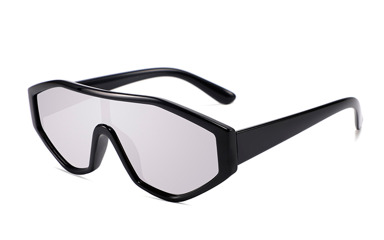 Solbrillen er i kantet design med skarpe kanter. Stellet er blank sort med sølvfarvet spejlglas | firkantet-solbriller