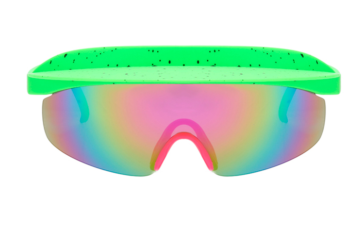  Solbrillen har en indbygget skygge over selve solbrillen, stellet er mat neongrønt med sort sprøjt / plet design. Glasset er multifarvet spejlglas med pink næseryg | ski_racer_solbriller-2