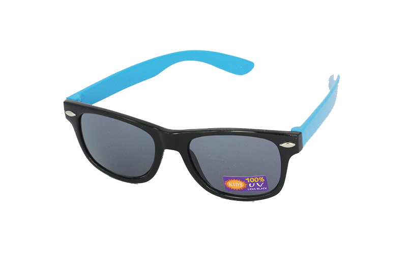 Børnesolbrille i sort med blå stænger | boerne_solbriller