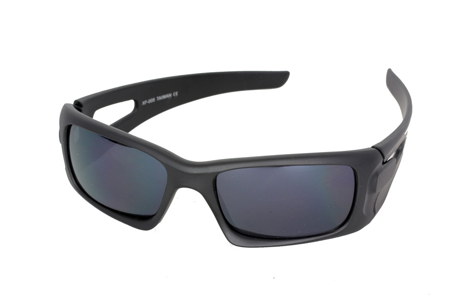 Mat sort mande solbrille i enkelt design med hul i siden | solbriller_med_moerkt_glas