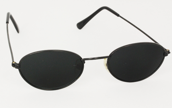 Sort enkelt oval solbrille med mørkt glas | billige_solbriller_tilbud