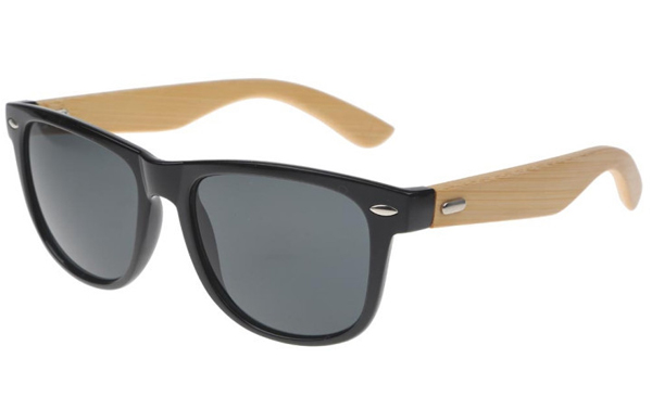 Moderigtig wayfarer solbrille i sort design med håndlavet bambus stænger. Robust og fantastisk kvalitet. Kun 199 kr. | solbriller_med_moerkt_glas