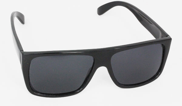 Polaroid solbrille til mænd og kvinder. Denne sorte model i kantet look er en maskulin solbrille | solbriller_med_moerkt_glas-2