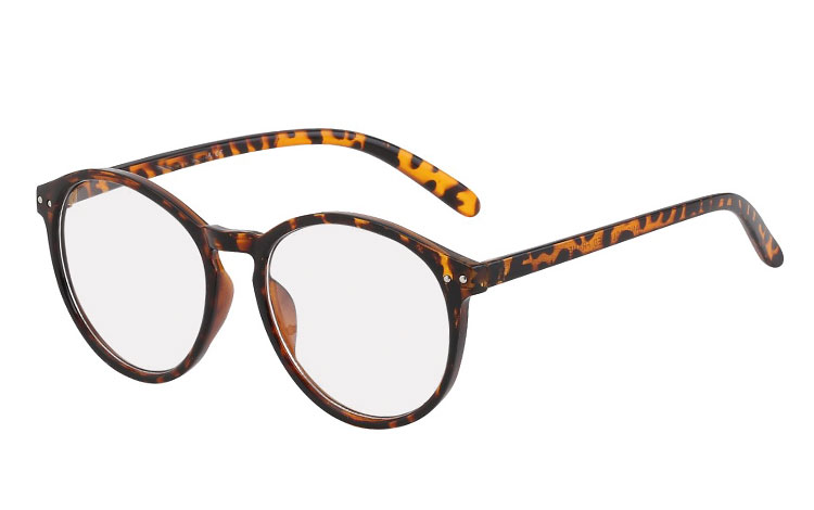 Flot brun rund brille uden styrke. Brillen er i god kvalitet i kraftig stel. Flot enkelt design med klare glas uden styrke. Pyntebrille | 