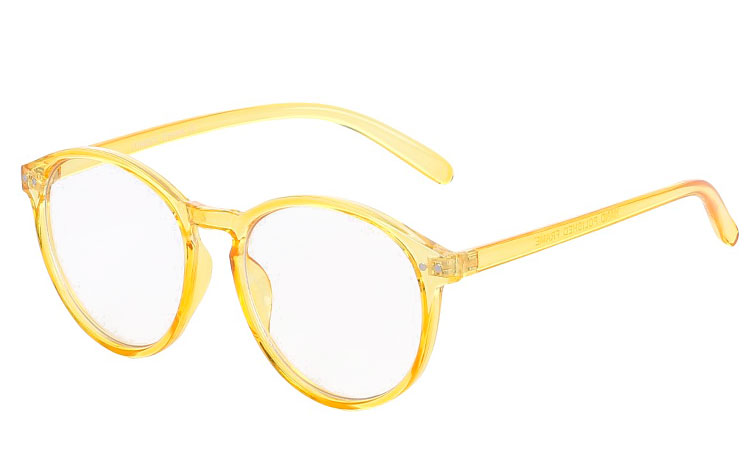 Moderigtig rund brille med klart glas i transparent gult stel. Glasset er klart glas uden styrke, men naturligvis med UV400 beskyttelse. | klar_glas_briller