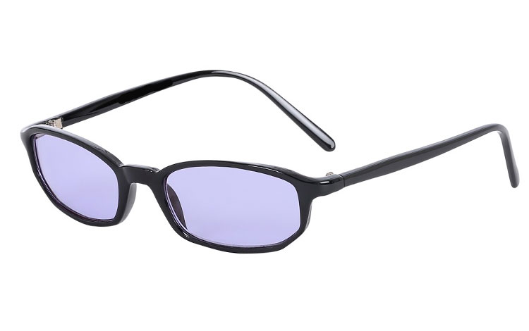 Smal moderigtig solbrille i sort stel med lyse lilla glas | firkantet-solbriller