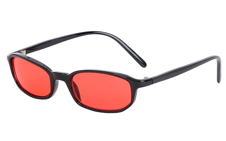 Moderigtig solbrille i smalt sort stel med røde glas. Solbrillemoden sommer 2018. Find din solbrille her. | 