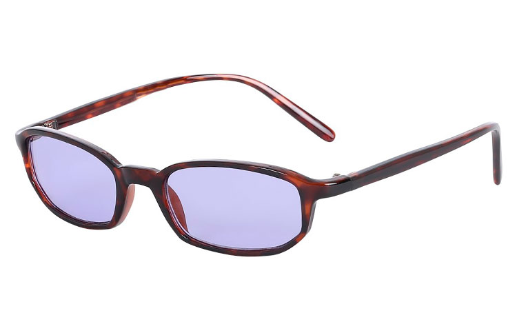 Modesolbrille i mørkt skildpaddebrunt stel med lyslilla glas. Stilen er en sikker 2018 Sommer mode.  | 