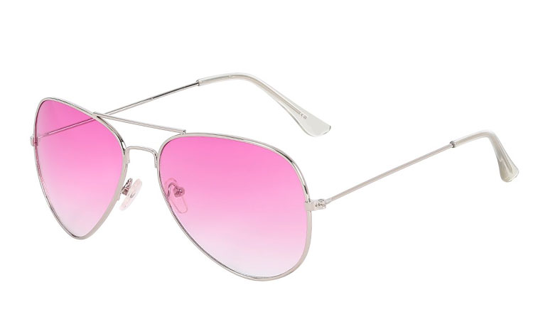 Sølvfarvet aviator solbrille med lilla glas. Den lilla farve på glasset bliver svagere i farven oppe fra og ned. | billige-solbrille-nyheder