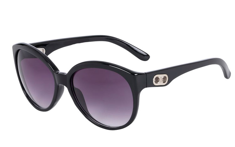Oversize sort solbrille i feminint design. Sølvfarvet detalje på stængerne. | billige-solbrille-nyheder