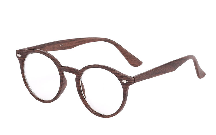Rund smuk brille i mørkt træ look. Brillen har klart glas uden styrke, så det er en smuk pynte brille til dig som ikke behøves briller. | 