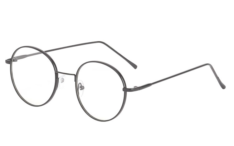 Moderne metal brille i let og stilet sort design. Det spinkle metal stel med tynde og stilrene stænger uden gummi på enderne, giver brillen et smuk, let og stilet helhed. | enkelt-klassisk-design