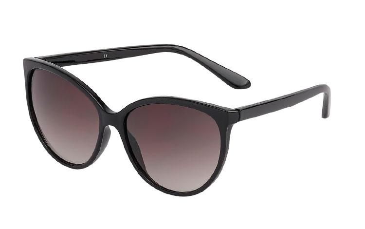 Sort cateye solbrille med bløde former. Solbrillen er i enkelt og stilet design med høje hjørner som giver et cateye look.  | billige-solbrille-nyheder