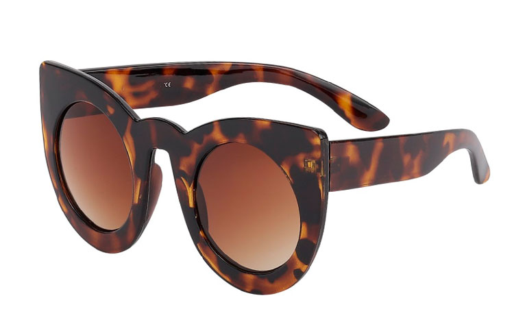 Stor oversized solbrille i brun tortoise cateye design. Massivt og rå feminin solbrille med attitude. Solbrillen ligner til forveksling en stor Gucci solbrille.  | billige-solbrille-nyheder