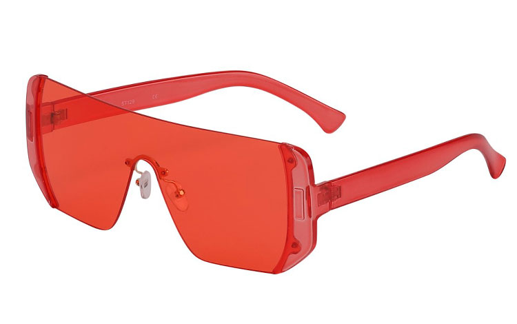 Fræk transparent oversized solbrille i rødt design. Designet minder om en stor beskyttelsesbrille. Stilen er farverig retro, perfekt til Sommerens festival, udklædning, modeshow, opvisning eller din unikke/rå stil til weekendens fester. | oversize_store_solbriller