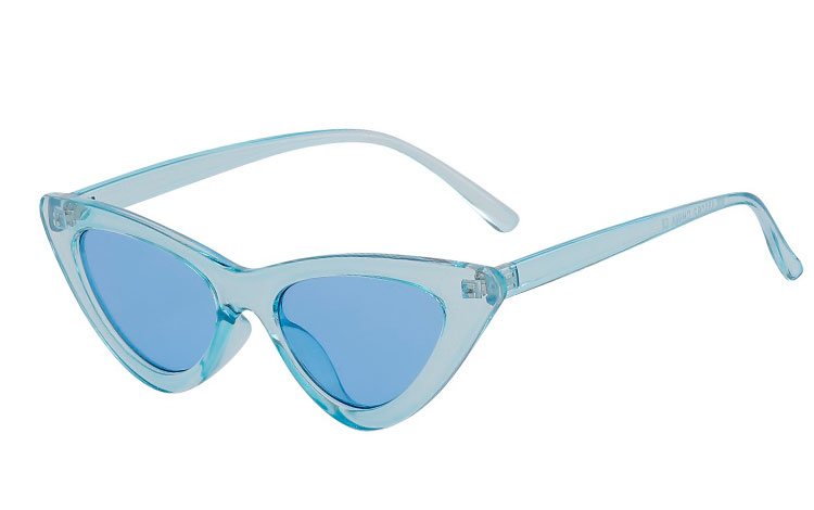 S3677 Fræk transparent lysblå cateye / katteøje solbrille med blå glas. Solbrillen er til dig er modig, stilsikker og modebevidst :)