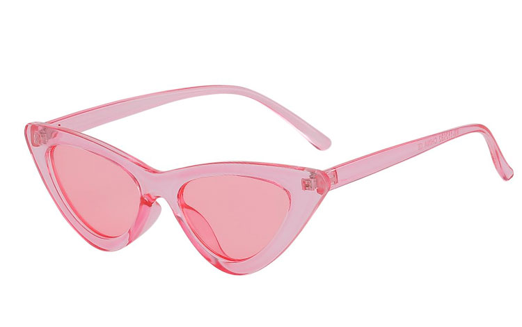 Fræk lyserød cateye / katteøje solbrille med lyserøde glas.  Solbrillen er til dig som er modig, stilsikker og modebevidst :)  | sjove_udklaednings_briller