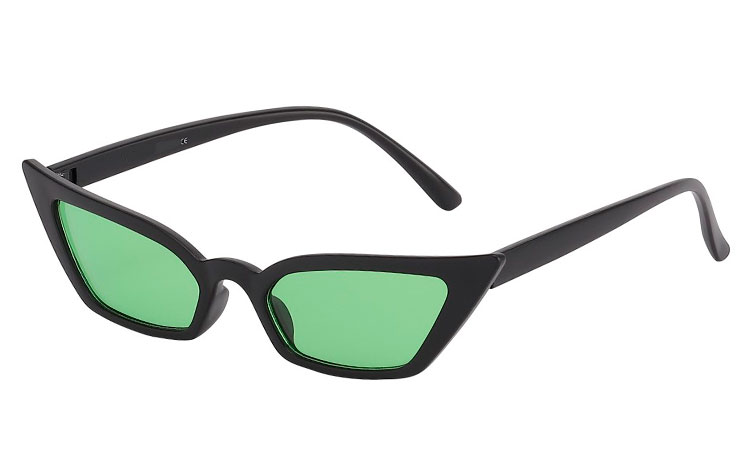 Cateye / katteøje solbrille i spidst og kantet design. Stellet er blank sort med grønne glas.  | retro_vintage_solbriller