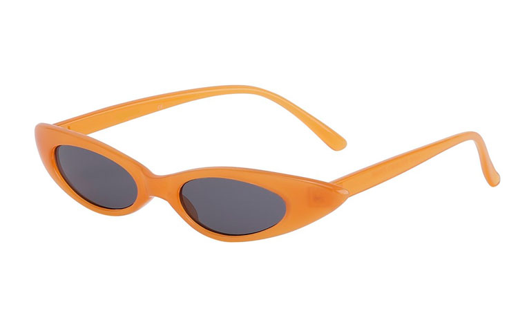 Cateye / katteøje solbrille med attitude i smalt design. Sommerens hotteste mode, som ses på næsten alle catwalks ved de største modehuse | retro_vintage_solbriller