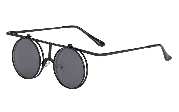 Flot og spændende flip-up brille/ solbrille i specielt design med kant. Designet har mange detaljer som ikke ses normalt. De runde glas starter inde på midten af den lige øverste stang. | runde_solbriller