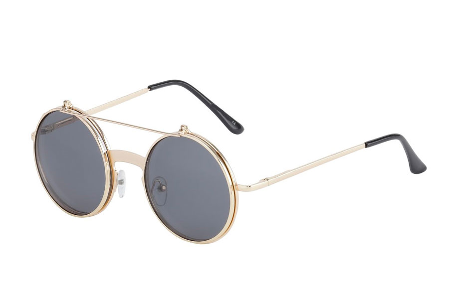 Brille i guldfavet metal stel med flip-up solbrille Stellet er i tyk god kvalitet med bred næseryg. Solbrillen er med mørke linser.  | flip-up-solbriller