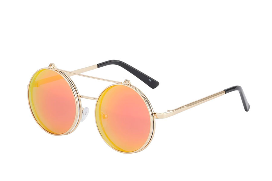 Brille i guldfavet metal stel med flip-up solbrille i spejlglas i gul-orange-rødlige farver.  | flip-up-solbriller