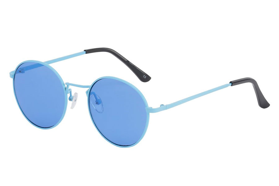Moderigtig solbrille i lyseblåt metalstel med blå linser. Stellet er den moderigtige runde form som har en lille snert af dråbeform i sig | runde_solbriller