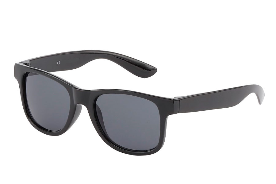 S3820 BØRNE solbrille i sort wayfarer design. Glassene alm. mørke solbrilleglas. UV400