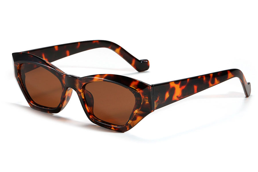 Kantet cateye solbrille. Stellet er i kraftig design i smukke skildpadde/leoprad spættet farver, i brune, orange nuancer. | cat_eye_solbriller