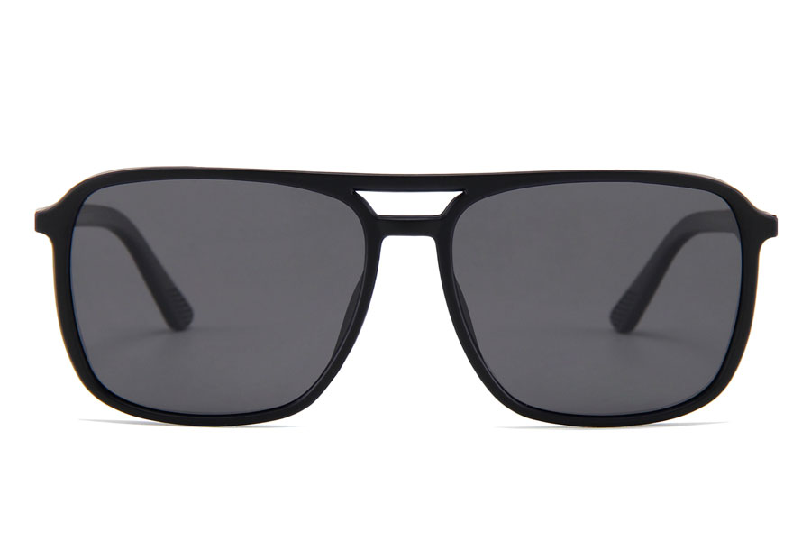 Rå maskulin solbrille. Stængerne har flot skiftende design mellem metal og nat sort plastik. | solbriller_med_moerkt_glas-2