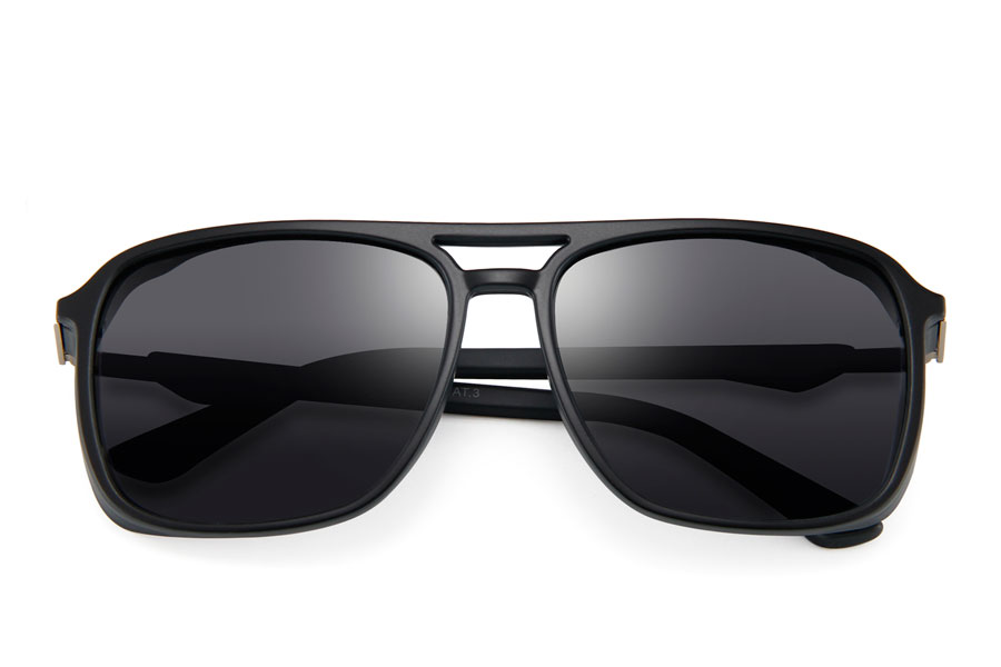 Rå maskulin solbrille. Stængerne har flot skiftende design mellem metal og nat sort plastik. | millionaire_aviator_solbriller-3