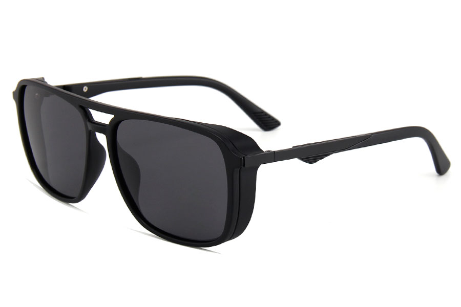 Rå maskulin solbrille. Stængerne har flot skiftende design mellem metal og nat sort plastik. | solbriller_med_moerkt_glas