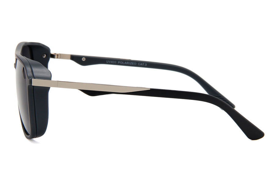 Maskulin Solbrille i mat sort stel.Stængerne har flot skiftende design mellem sølvfarvetmetal og mat sort plastik | millionaire_aviator_solbriller-3