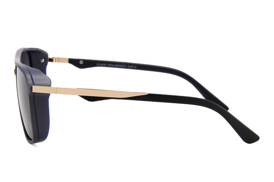 Maskulin Solbrille i mat sort stel med dobbelt næsebro og et mindre stykke sidebeskyttelse, hvor stellet er forlænget ud langs siderne på solbrillens stel | millionaire_aviator_solbriller-3