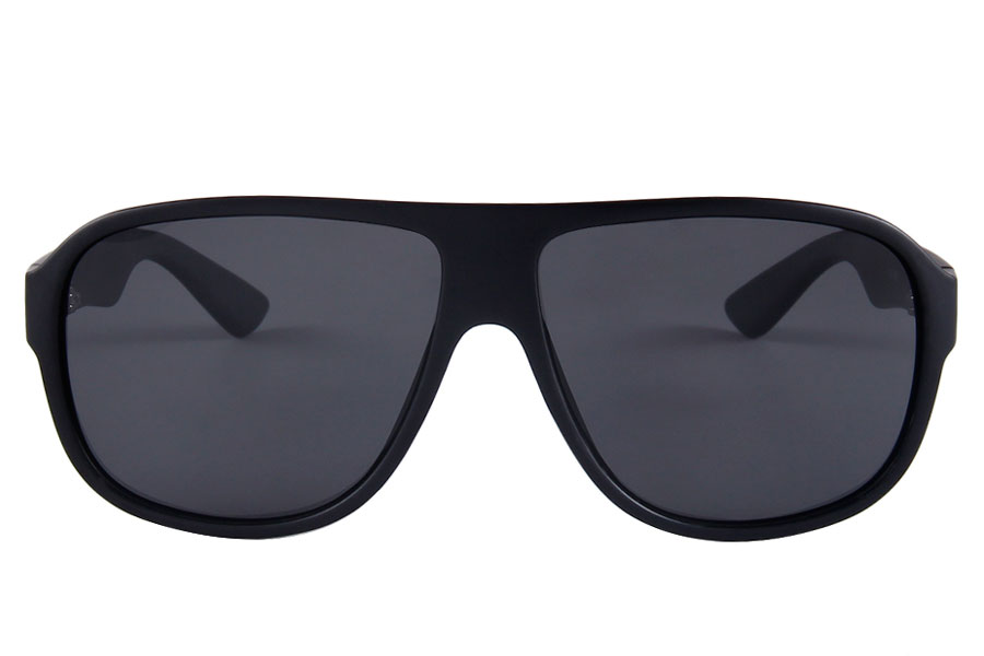 Mat sort solbrille i enkelt stilrent design med runde hjørner. Solbrillen kan bruges af mænd og kvinder. | millionaire_aviator_solbriller-2