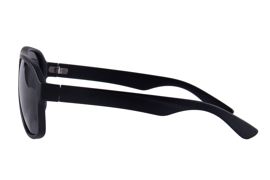 Mat sort solbrille i enkelt stilrent design med runde hjørner. Solbrillen kan bruges af mænd og kvinder. | millionaire_aviator_solbriller-3