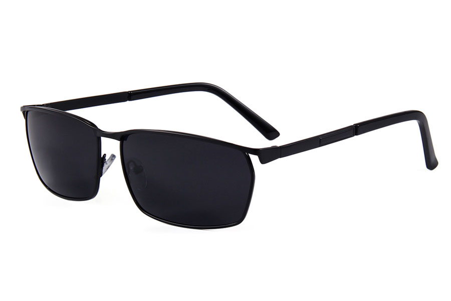 Alle skal have råd til solbrillemode. Derfor denne smarte sorte herre solbrille i lækkert design. kun 139 kr. | solbriller_med_moerkt_glas