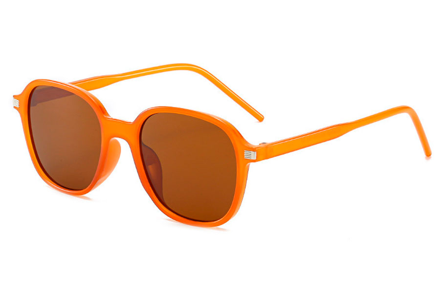 Orange-smokey halvtransparent solbrille i firkantet design med runde hjørner. Hvert hjørne har en lille sølv detalje | solbriller_kvinder