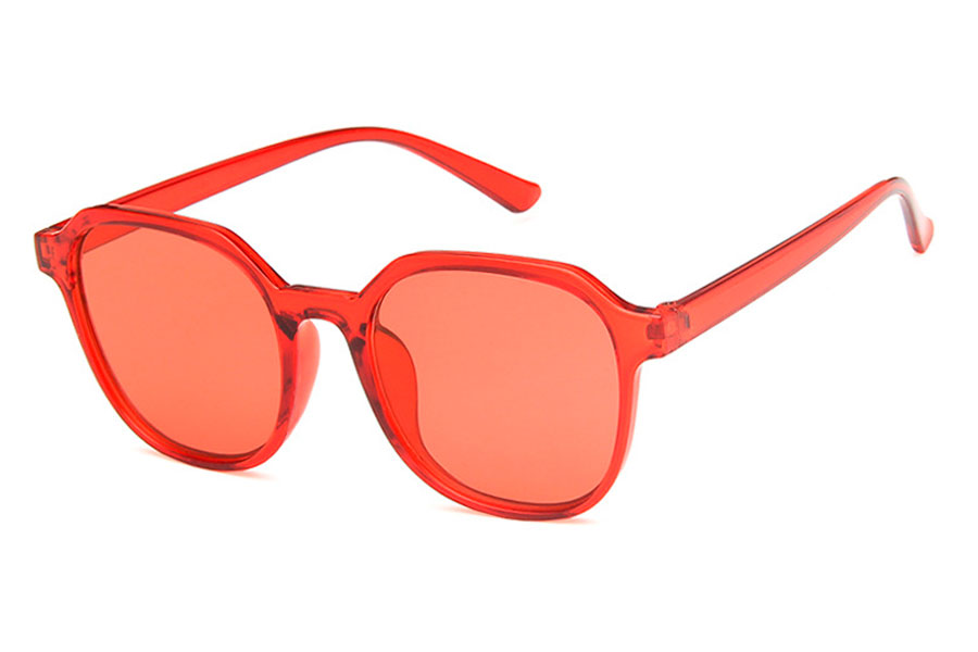 Dame solbrille i rødt transparent stel med røde glas, derfor er udsynet også rødt. | festival-solbriller