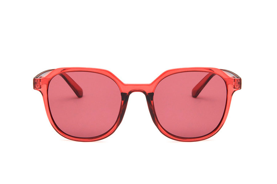 Dame solbrille i mørk pink transparent stel med rødelige glas, derfor er udsynet også rødt | runde_solbriller-2