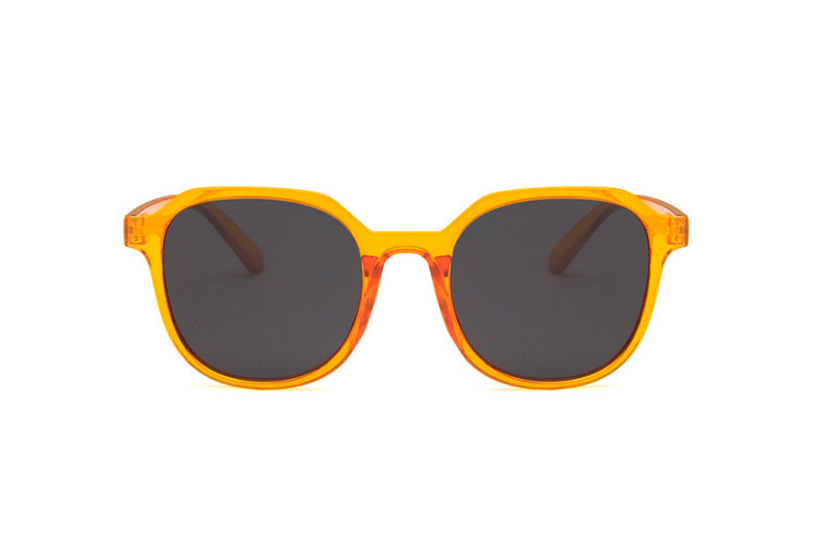 Dame solbrille i orange transparent stel. Formen er både lidt firkantet med runde former og rundt med kantede former. | solbriller_kvinder-2