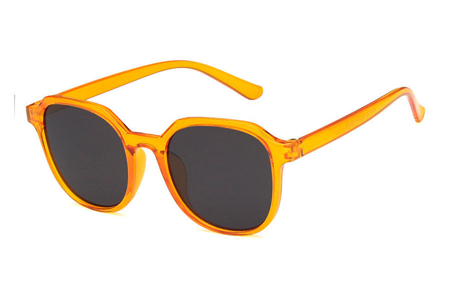 Dame solbrille i orange transparent stel. Formen er både lidt firkantet med runde former og rundt med kantede former. | firkantet-solbriller