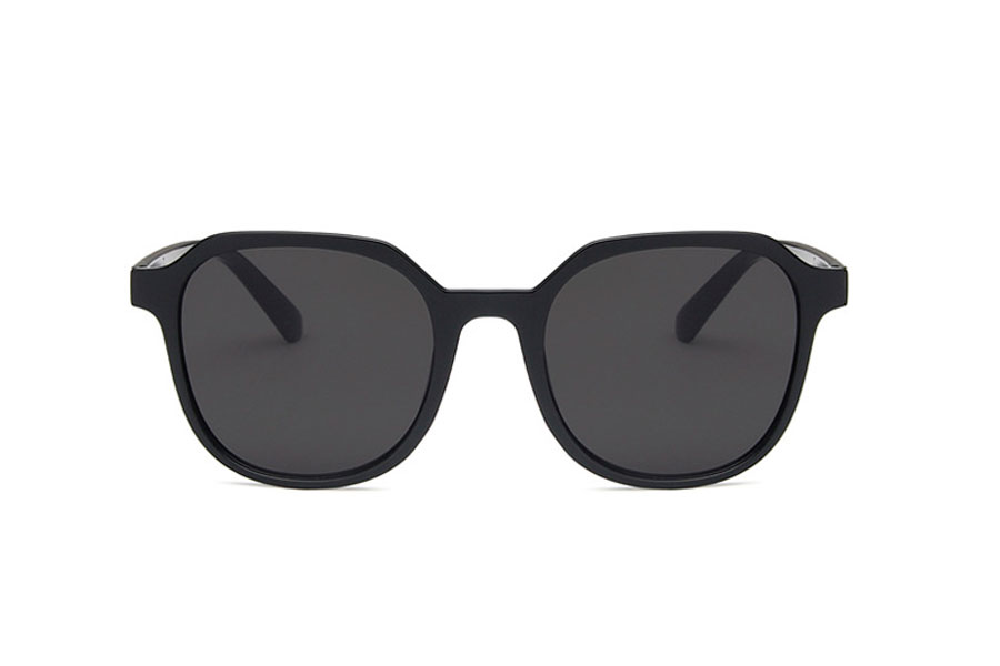Dame solbrille i blank sort stel med grå-sorte glas. Formen er både lidt firkantet med runde former og rundt med kantede former | search-2