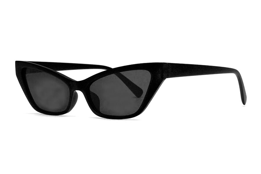 Smal kantet cateye solbrille i blank sort design.  Modellen er spids og kantet og markerer solbrillemodens alvor. Til den stilsikre kvinde med en rå attitude. | festival-solbriller