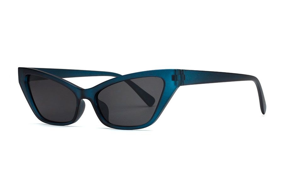 Smal kantet cateye solbrille i blåt mat halvtransparent design. Modellen er spids og kantet og markerer solbrillemodens alvor. | retro_vintage_solbriller