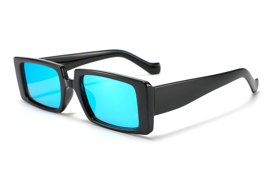 Sommerens modesolbrille i firkantet smalt aflangt design. Solbrillen er blank sort med isblå spejlglas. | firkantet-solbriller